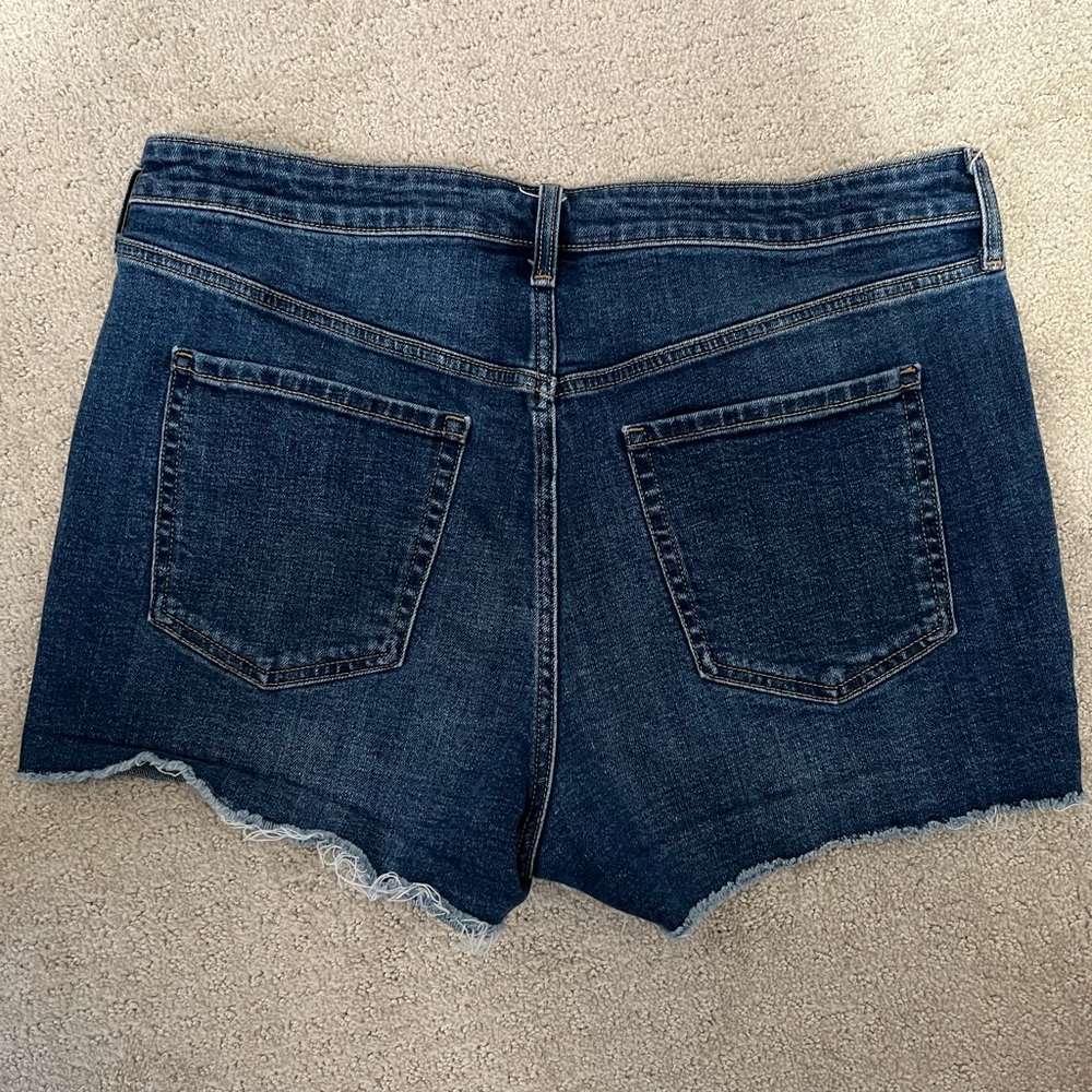 Old Navy High-Rise shorts - Picture 2 of 3